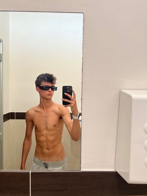 kevjnuzz onlyfans leaked picture 1